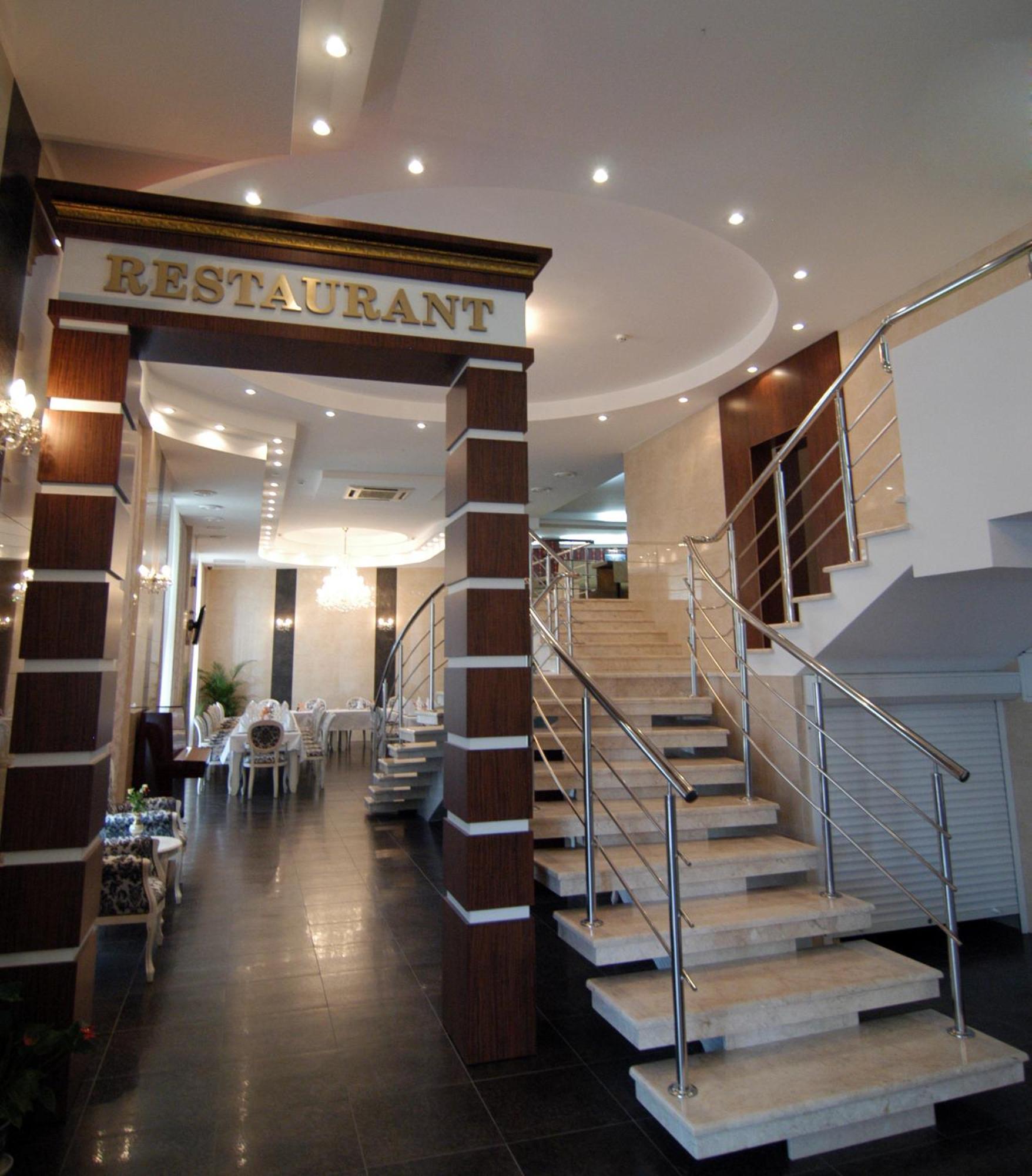 Manhattan Hotel & Restaurant Chisináu Exterior foto